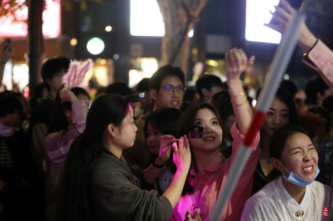 周杰伦上海演唱会场外氛围感人 这是属于杰迷们的浪漫吧