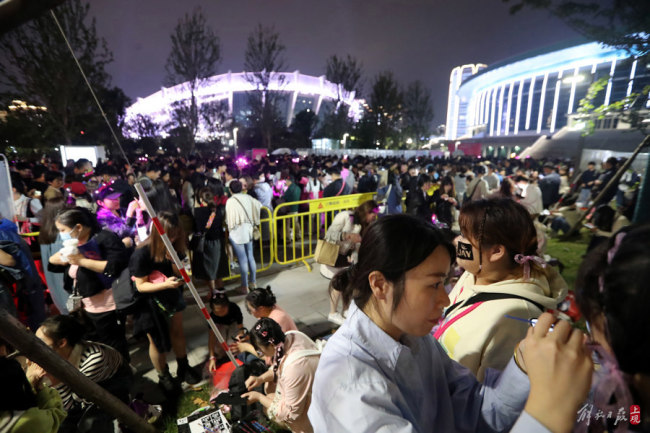 周杰伦上海演唱会场外氛围感人 这是属于杰迷们的浪漫吧