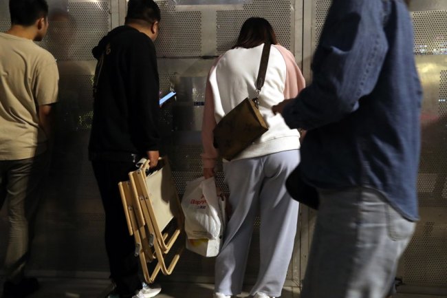 周杰伦上海演唱会场外氛围感人 这是属于杰迷们的浪漫吧