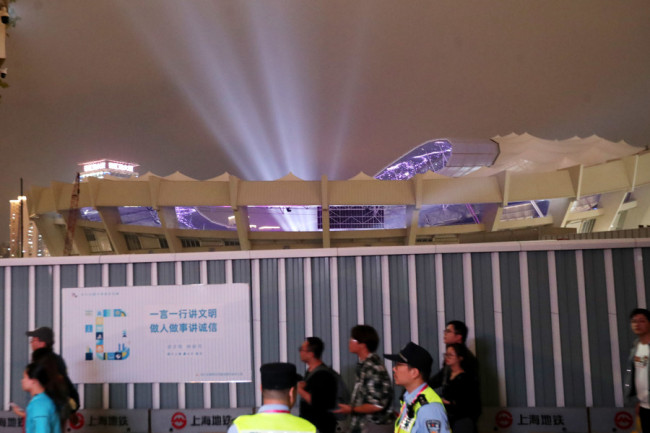 周杰伦上海演唱会场外氛围感人 这是属于杰迷们的浪漫吧