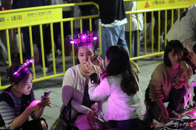 周杰伦上海演唱会场外氛围感人 这是属于杰迷们的浪漫吧