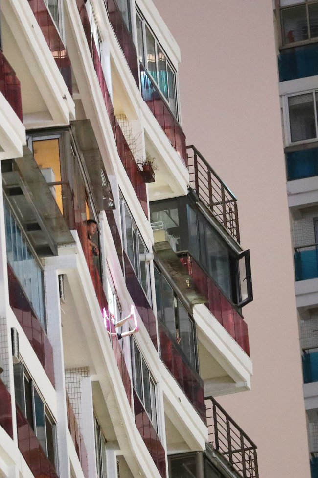 周杰伦上海演唱会场外氛围感人 这是属于杰迷们的浪漫吧