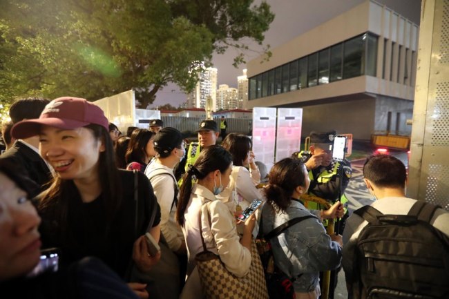 周杰伦上海演唱会场外氛围感人 这是属于杰迷们的浪漫吧