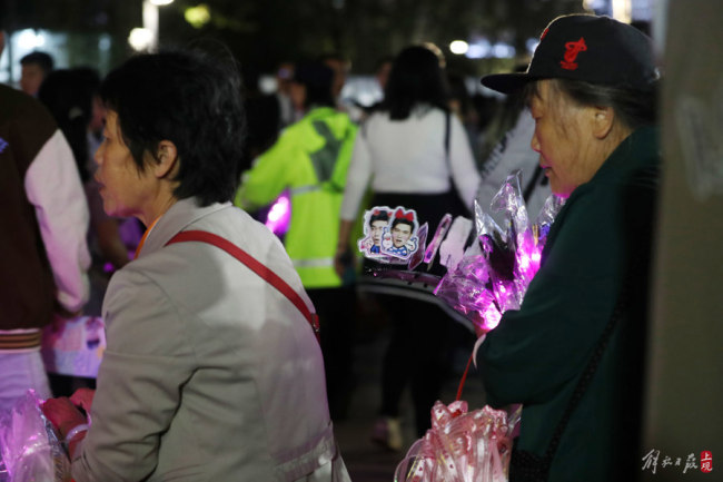 周杰伦上海演唱会场外氛围感人 这是属于杰迷们的浪漫吧