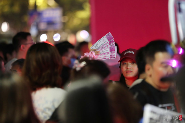 周杰伦上海演唱会场外氛围感人 这是属于杰迷们的浪漫吧