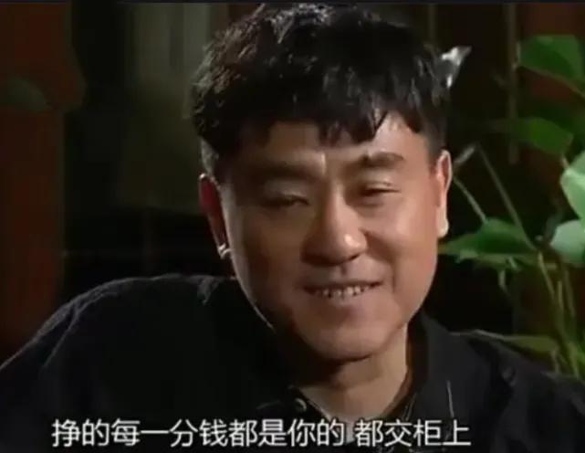 娶同桌为妻,钱也归她管,何冰一心一意爱了老婆24年