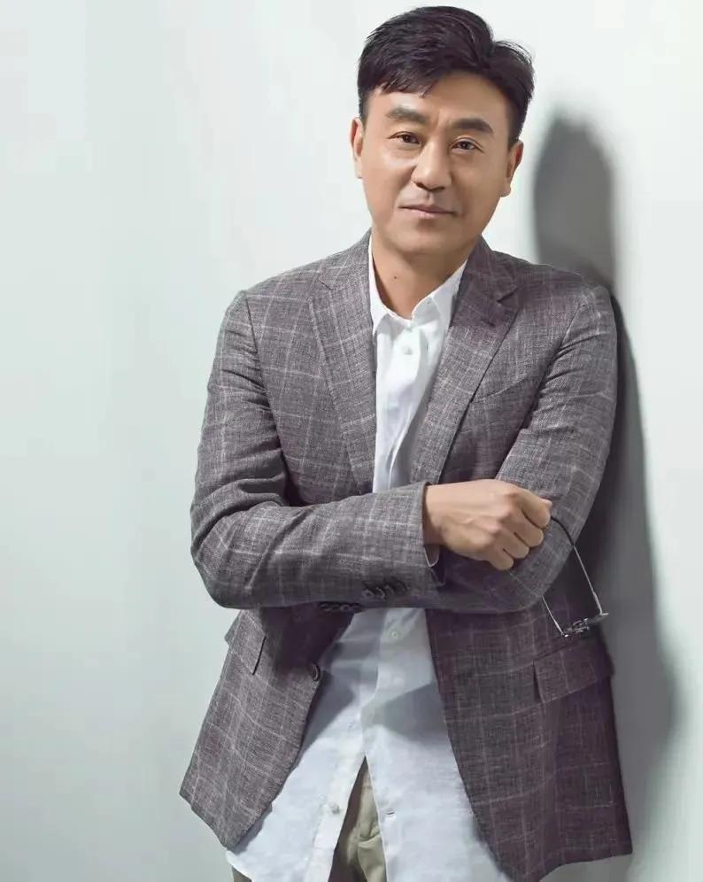 娶同桌为妻,钱也归她管,何冰一心一意爱了老婆24年