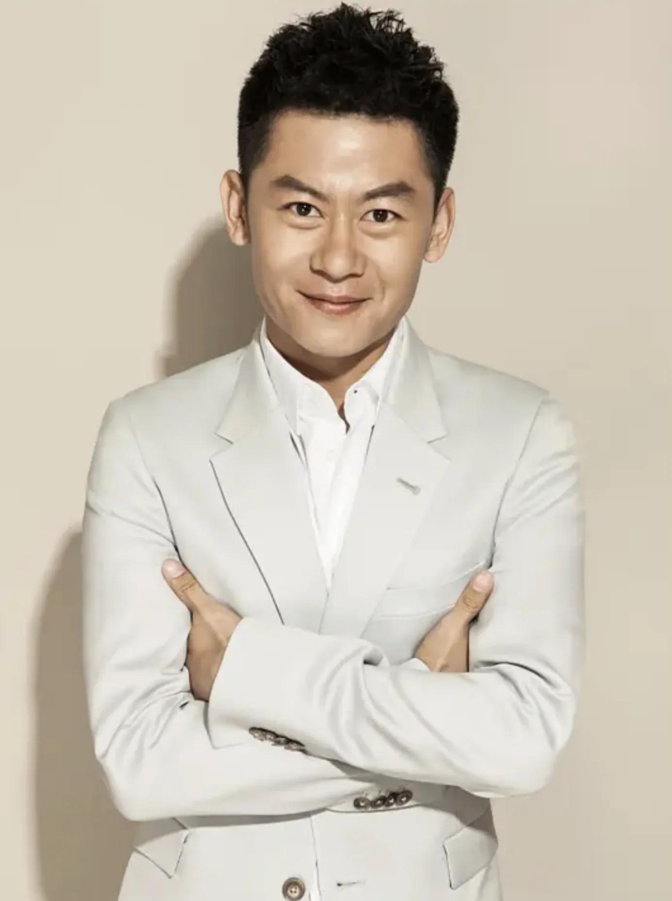 长相帅气戏也好的演员李健,因《狂飙》走红,娶初恋生一女