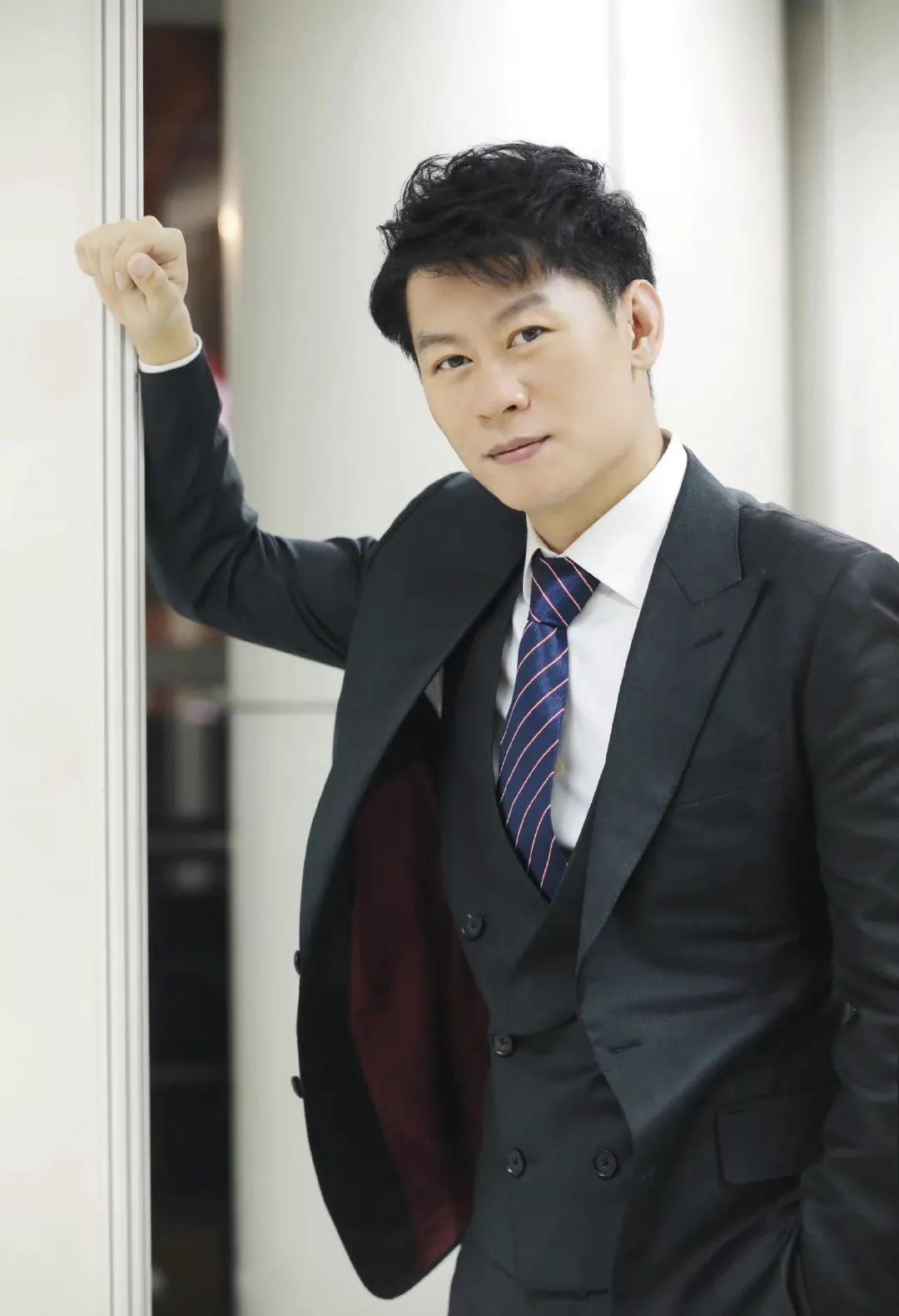 长相帅气戏也好的演员李健,因《狂飙》走红,娶初恋生一女