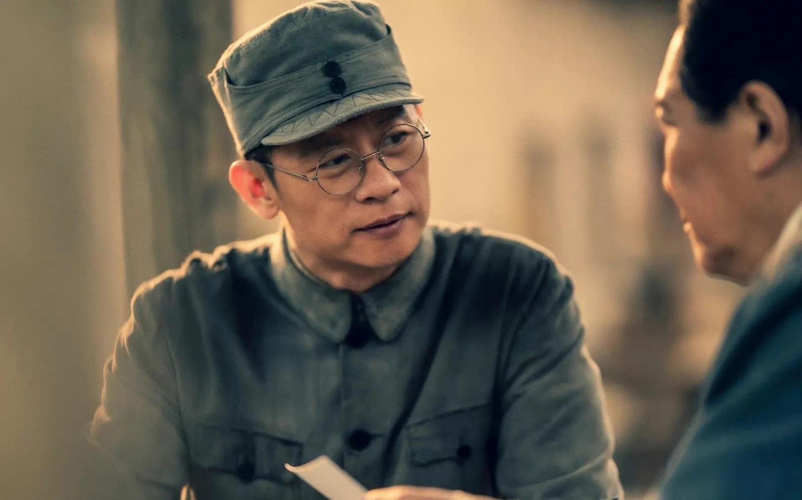 长相帅气戏也好的演员李健,因《狂飙》走红,娶初恋生一女