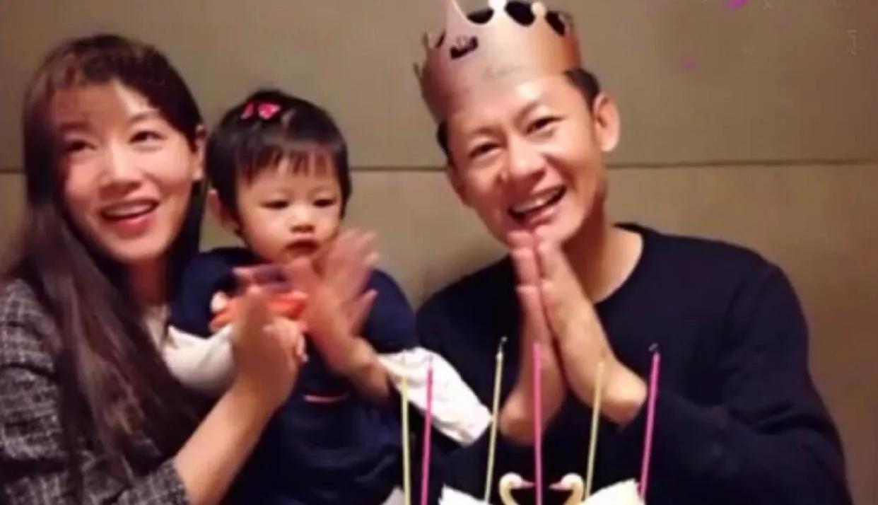 长相帅气戏也好的演员李健,因《狂飙》走红,娶初恋生一女