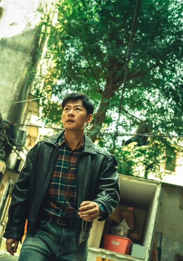 长相帅气戏也好的演员李健,因《狂飙》走红,娶初恋生一女