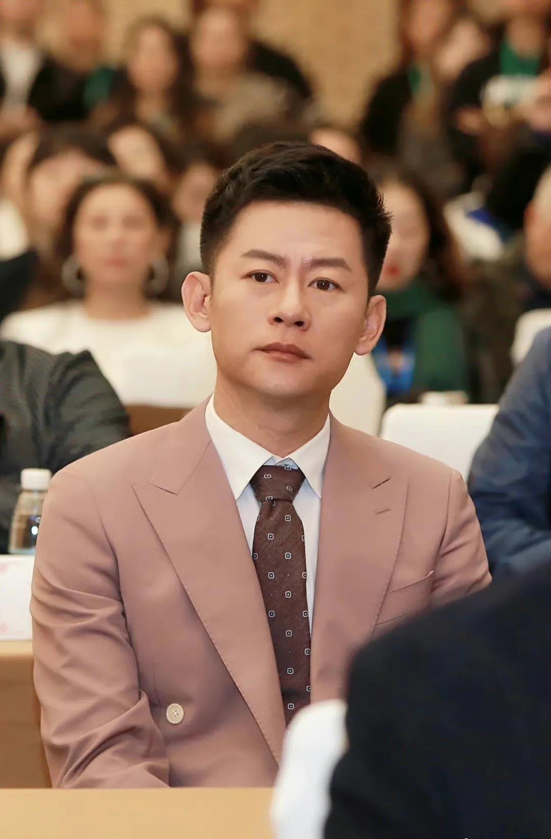 长相帅气戏也好的演员李健,因《狂飙》走红,娶初恋生一女