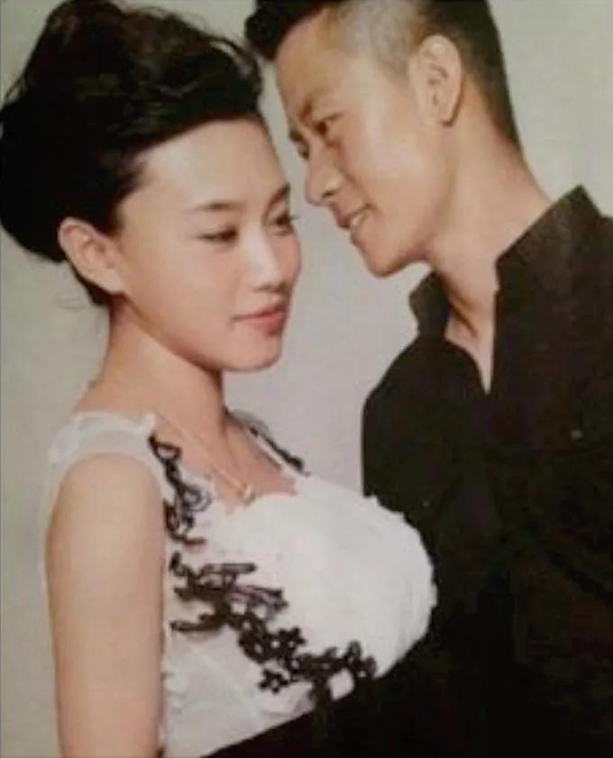 长相帅气戏也好的演员李健,因《狂飙》走红,娶初恋生一女