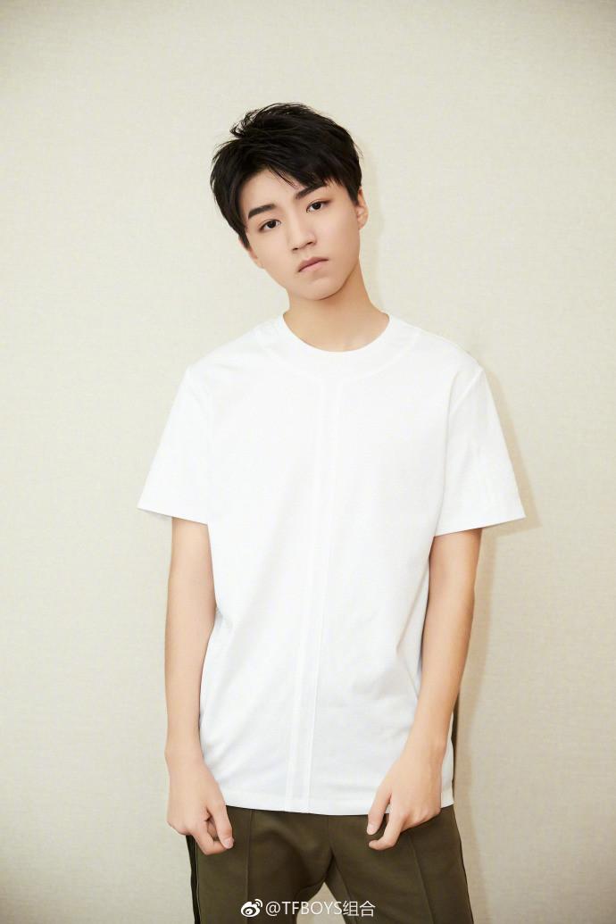 王俊凯将满18岁,粉丝壕气送百万应援,为他承包外太空和18架飞机