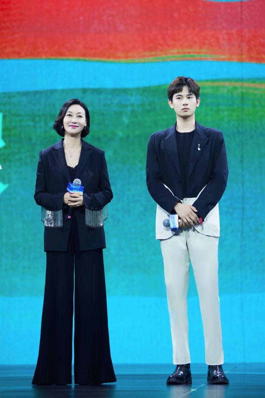 胡先煦为新戏考驾照,跟惠英红拍戏准备本子记笔记|对话