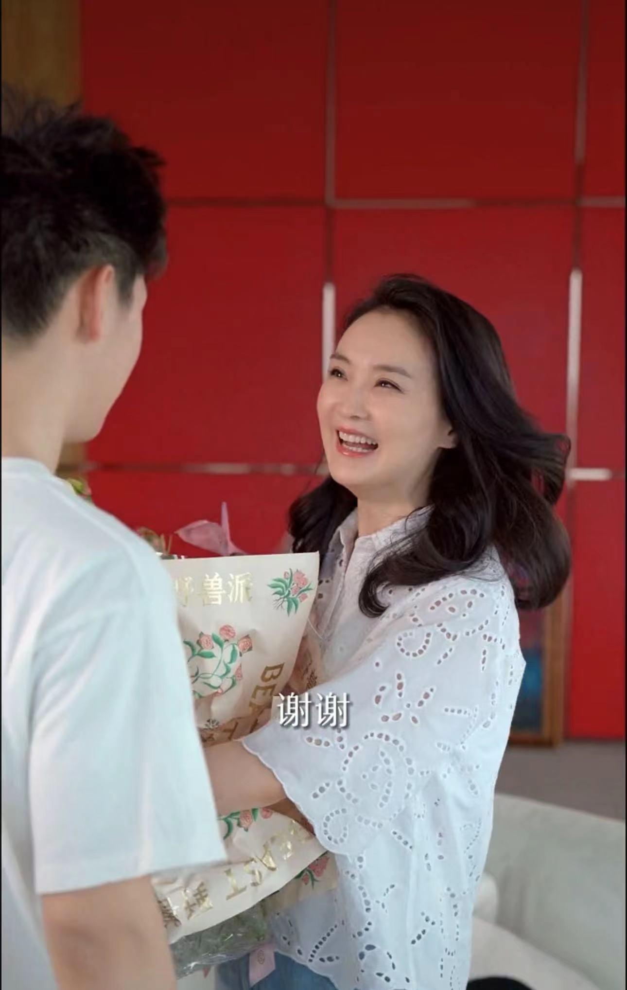 王艳的16岁儿子曝光!身高超过180cm帅气抢眼,母子情深住故宫旁