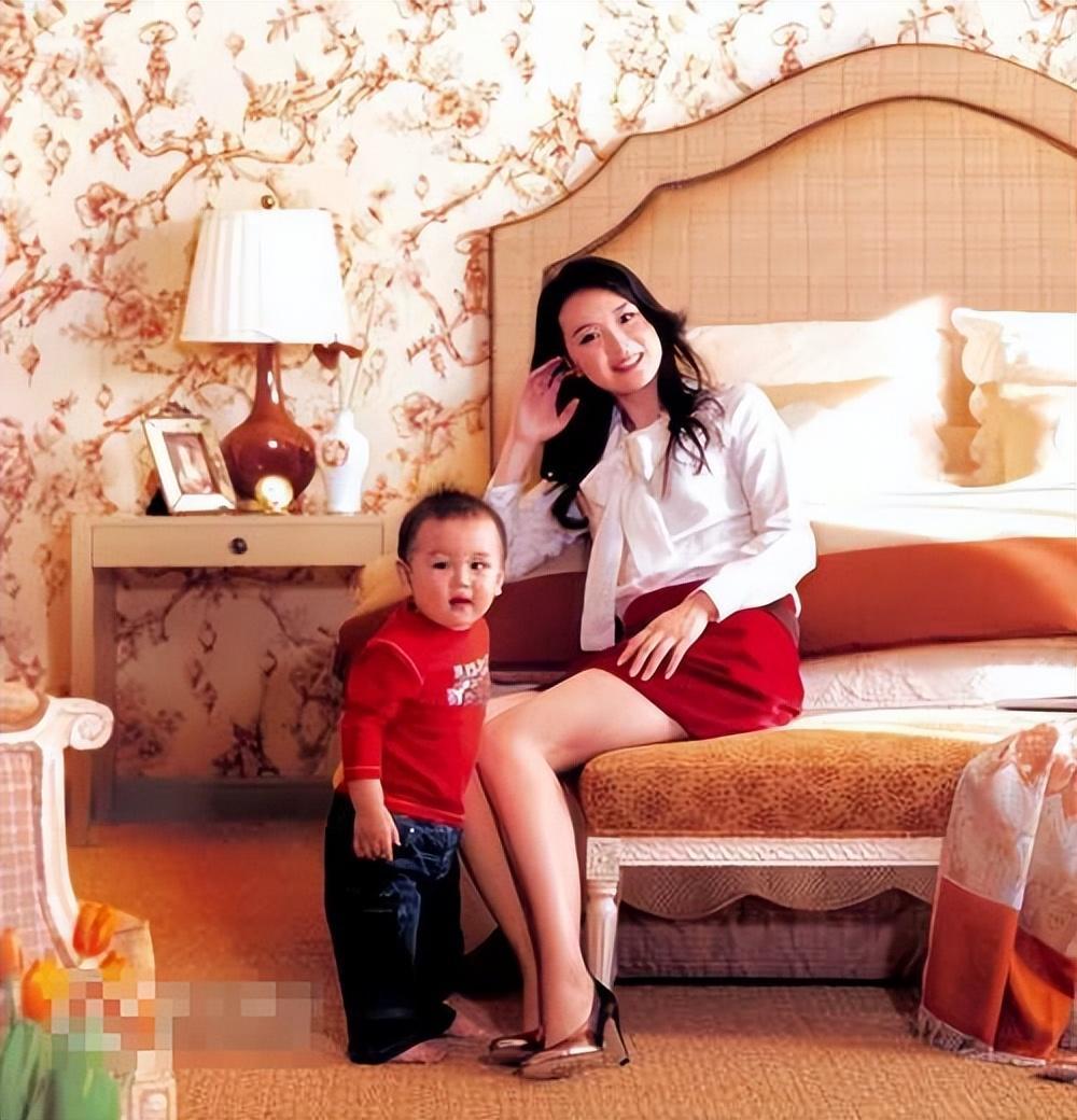 王艳的16岁儿子曝光!身高超过180cm帅气抢眼,母子情深住故宫旁