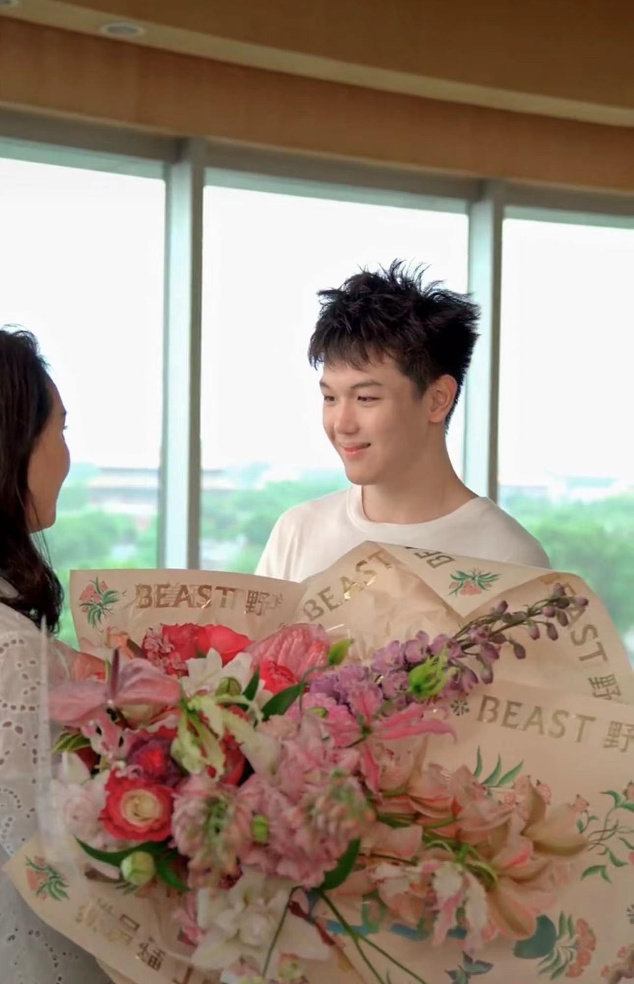 王艳的16岁儿子曝光!身高超过180cm帅气抢眼,母子情深住故宫旁