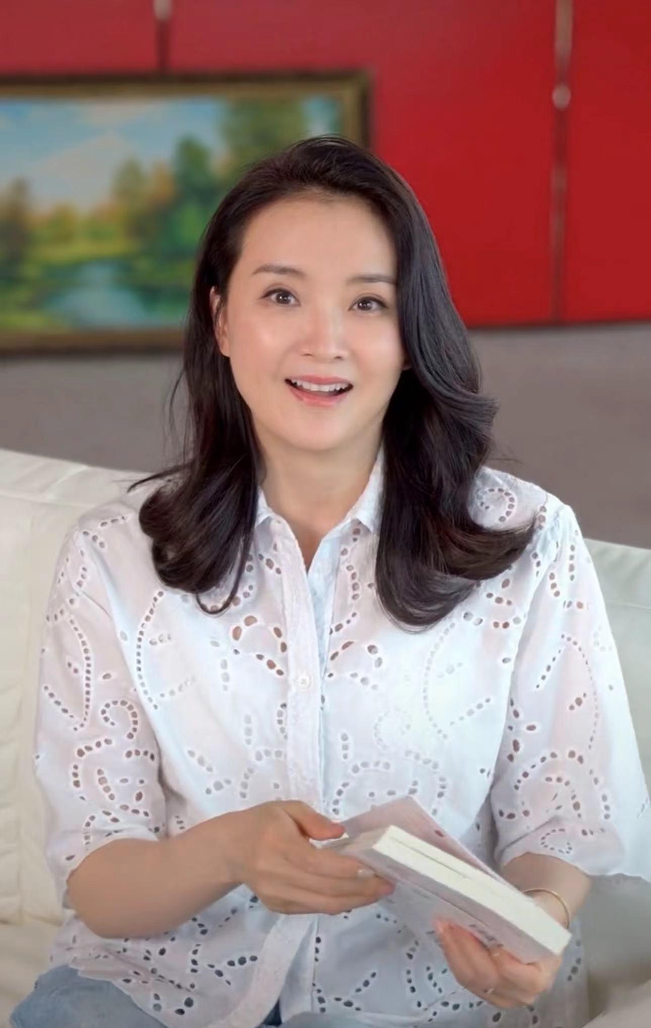 王艳的16岁儿子曝光!身高超过180cm帅气抢眼,母子情深住故宫旁