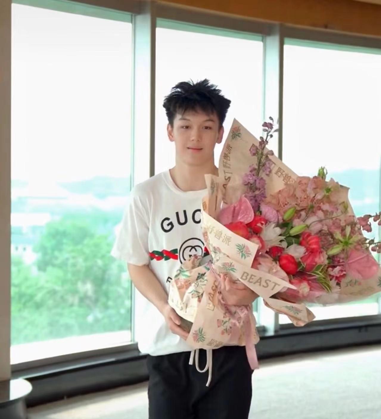 王艳的16岁儿子曝光!身高超过180cm帅气抢眼,母子情深住故宫旁