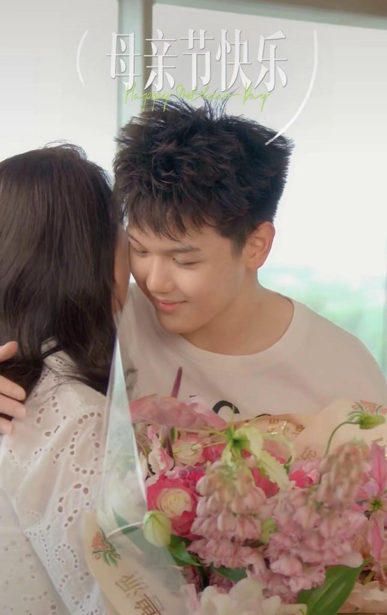 王艳的16岁儿子曝光!身高超过180cm帅气抢眼,母子情深住故宫旁