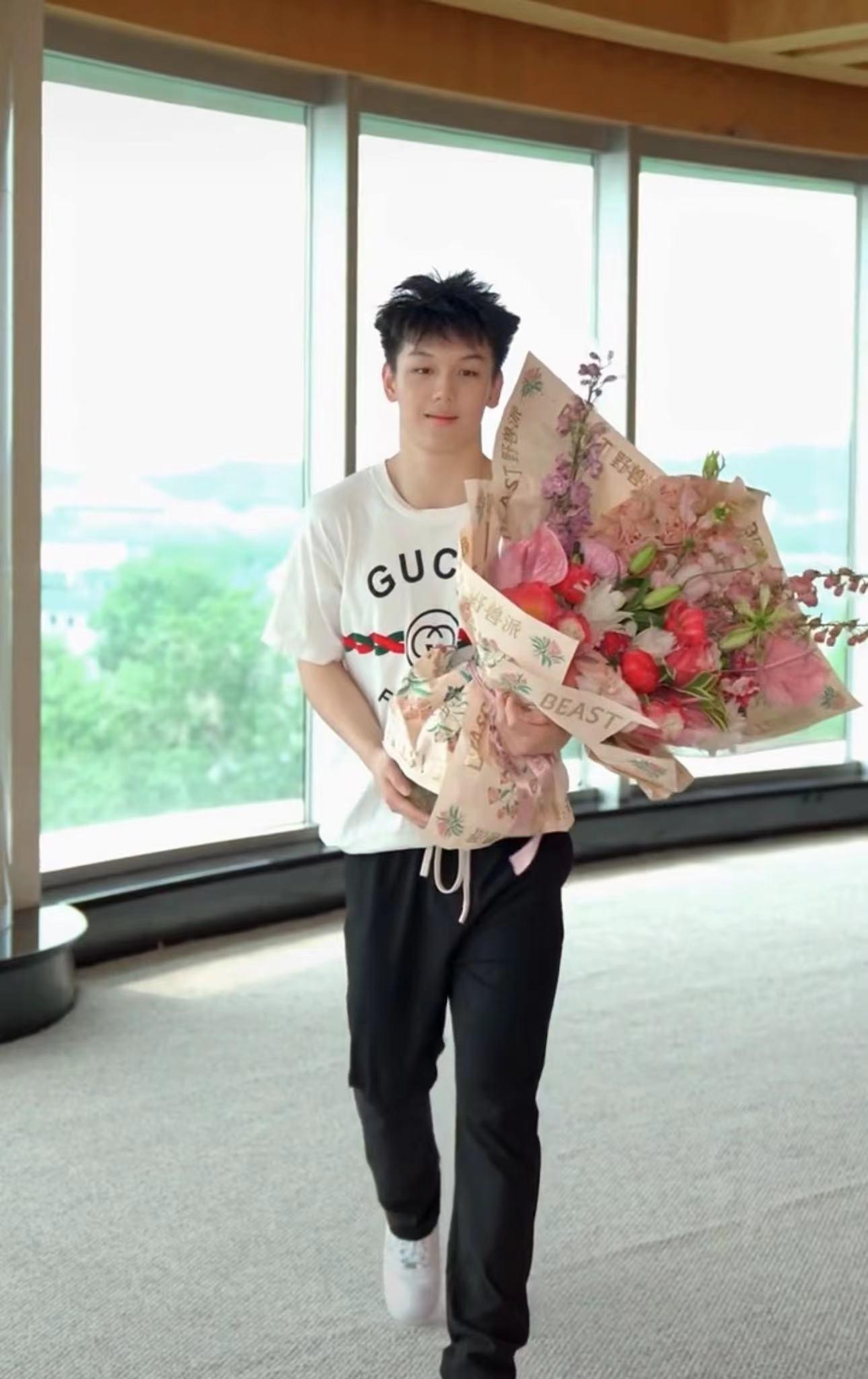 王艳的16岁儿子曝光!身高超过180cm帅气抢眼,母子情深住故宫旁