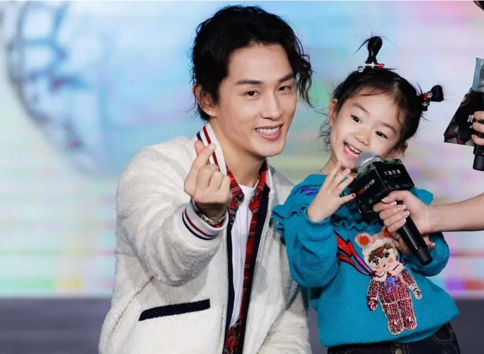 戚薇二胎落地，女儿姓李，儿子姓戚，这就是年轻父母的态度