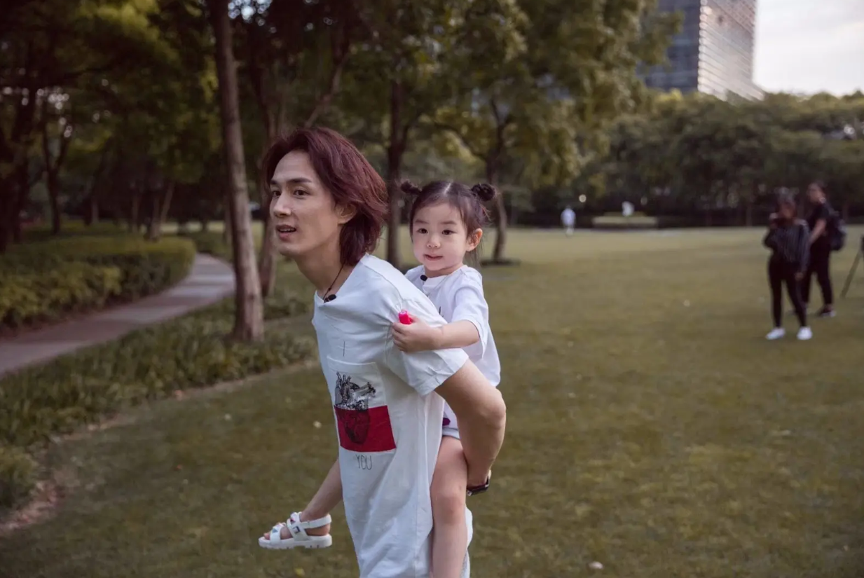 戚薇二胎落地，女儿姓李，儿子姓戚，这就是年轻父母的态度