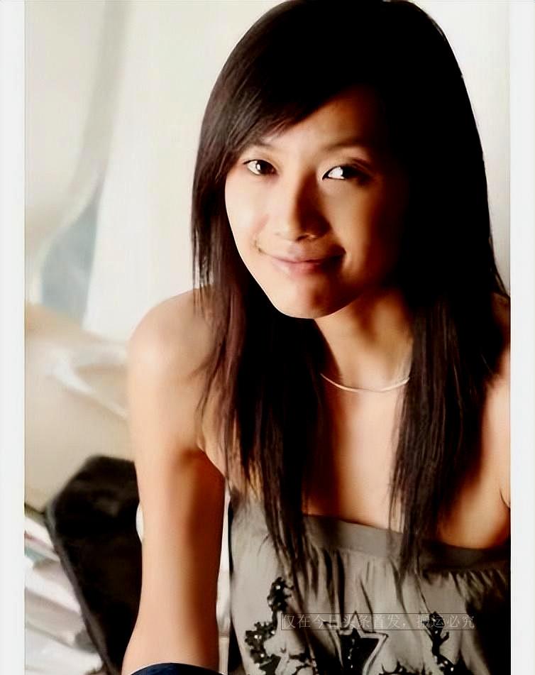 9岁徐静蕾近况曝光：高调晒泳池照，定居美国6年，吃成胖美人"