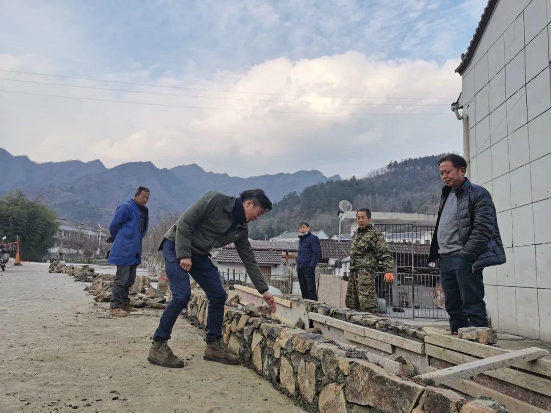 徐正华简介(稚拙、原始、民间,反常合道的徐正华)