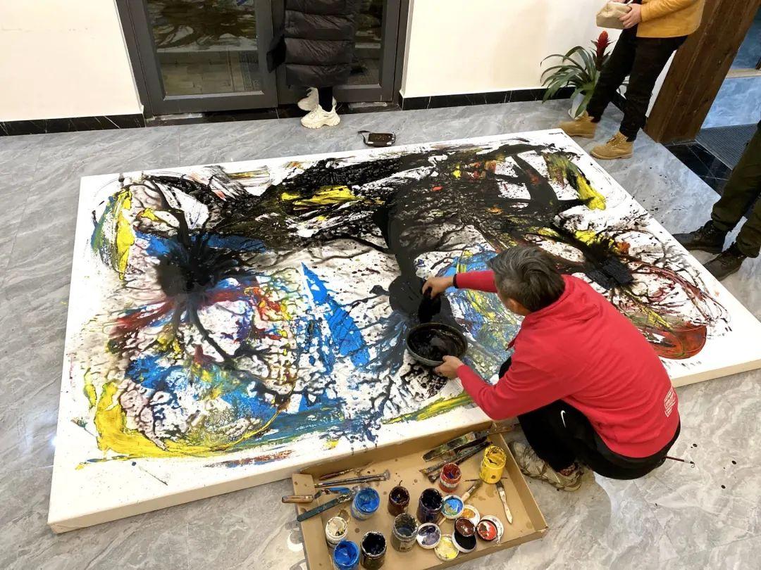 徐正华简介(稚拙、原始、民间,反常合道的徐正华)