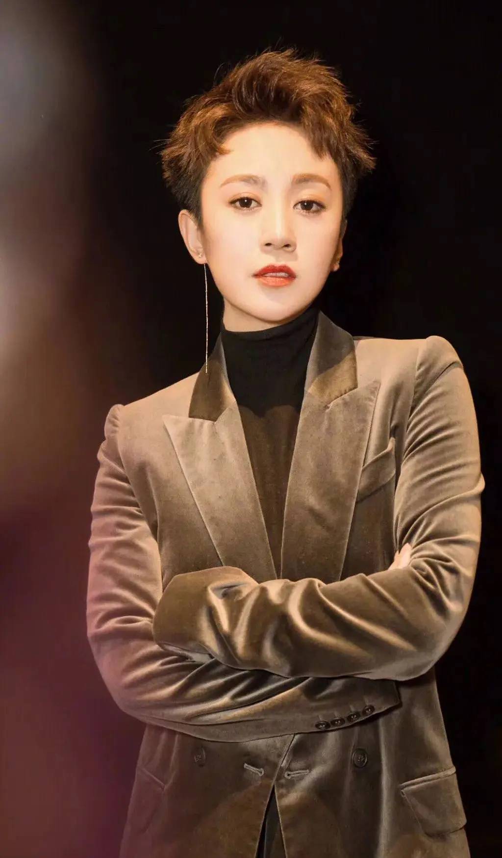 马丽主演票房破100亿!是中国首个百亿女影人,网友:用实力说话