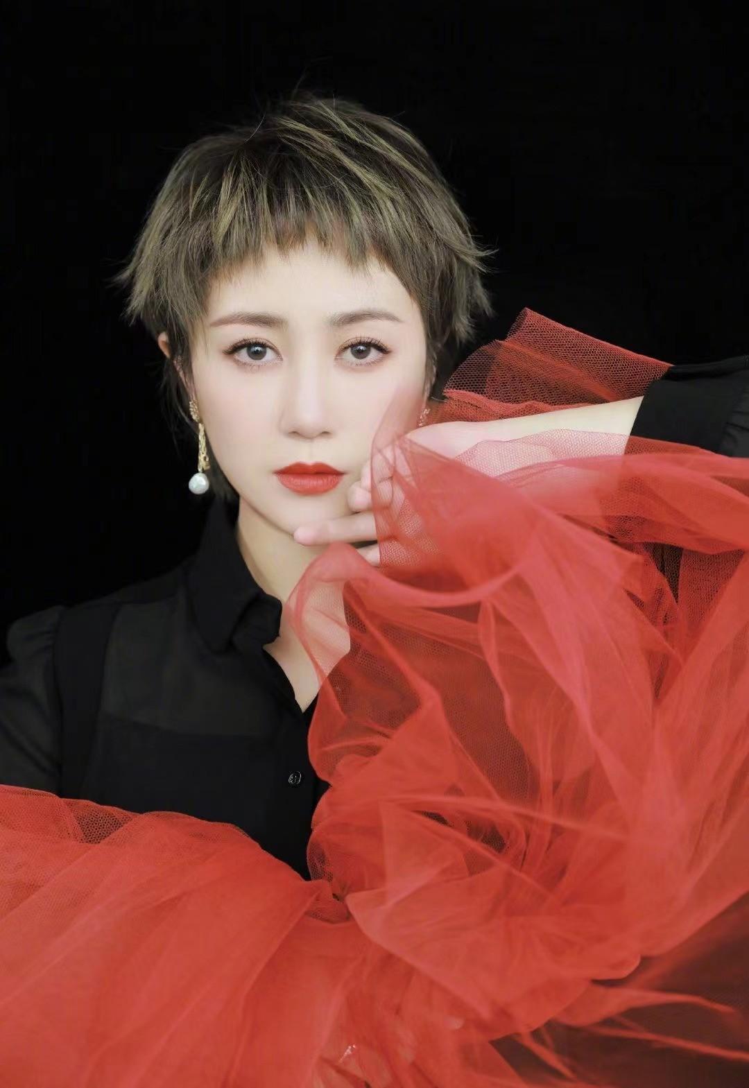 马丽主演票房破100亿!是中国首个百亿女影人,网友:用实力说话