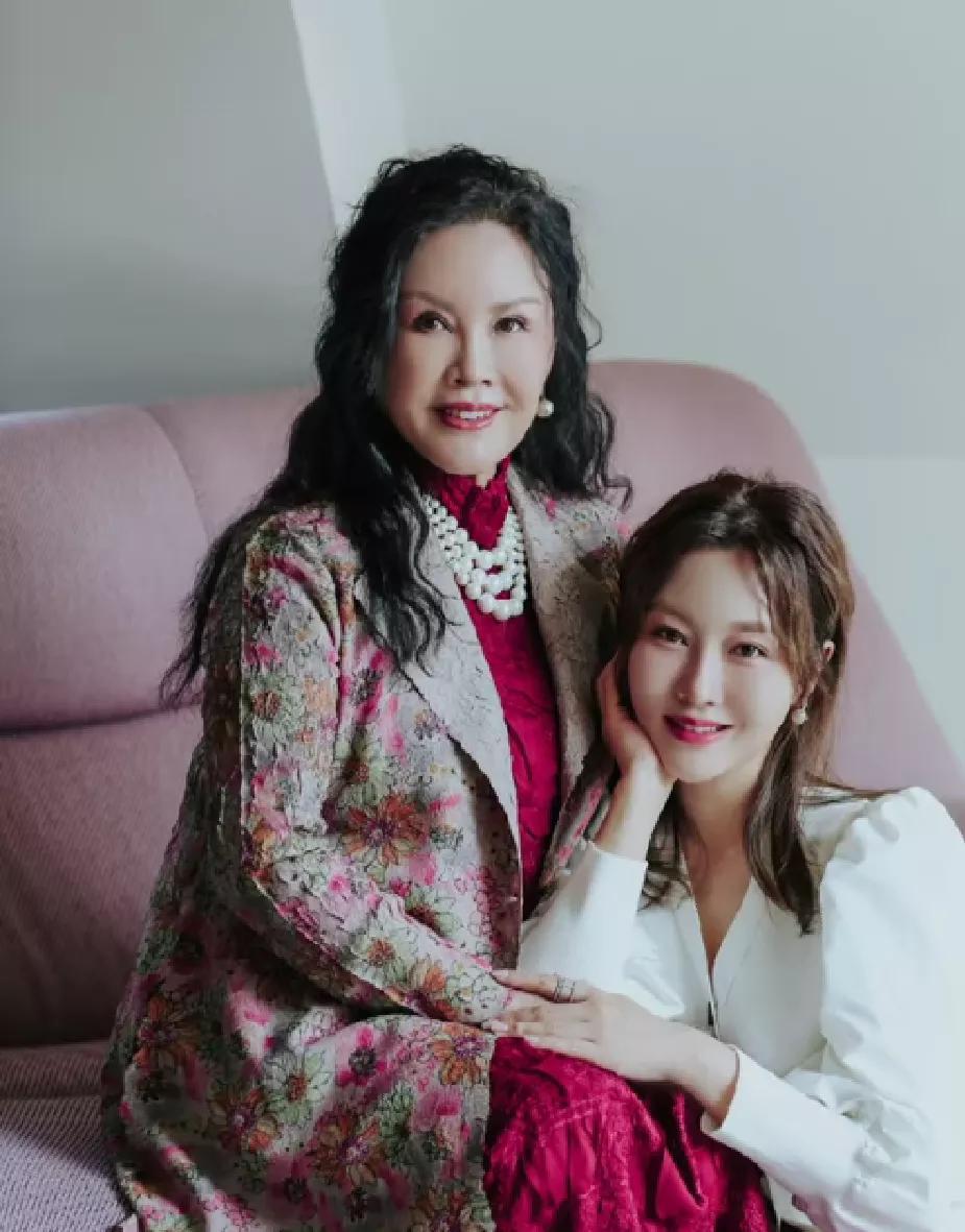 潘阳写真风韵十足！母女合影让人惊叹，妈妈气质优雅比女儿更出众