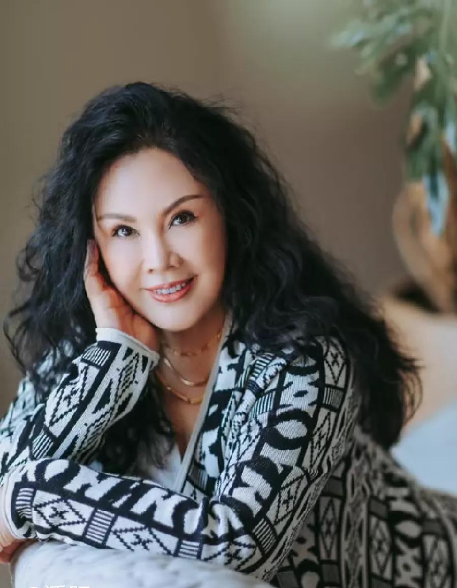 潘阳写真风韵十足！母女合影让人惊叹，妈妈气质优雅比女儿更出众