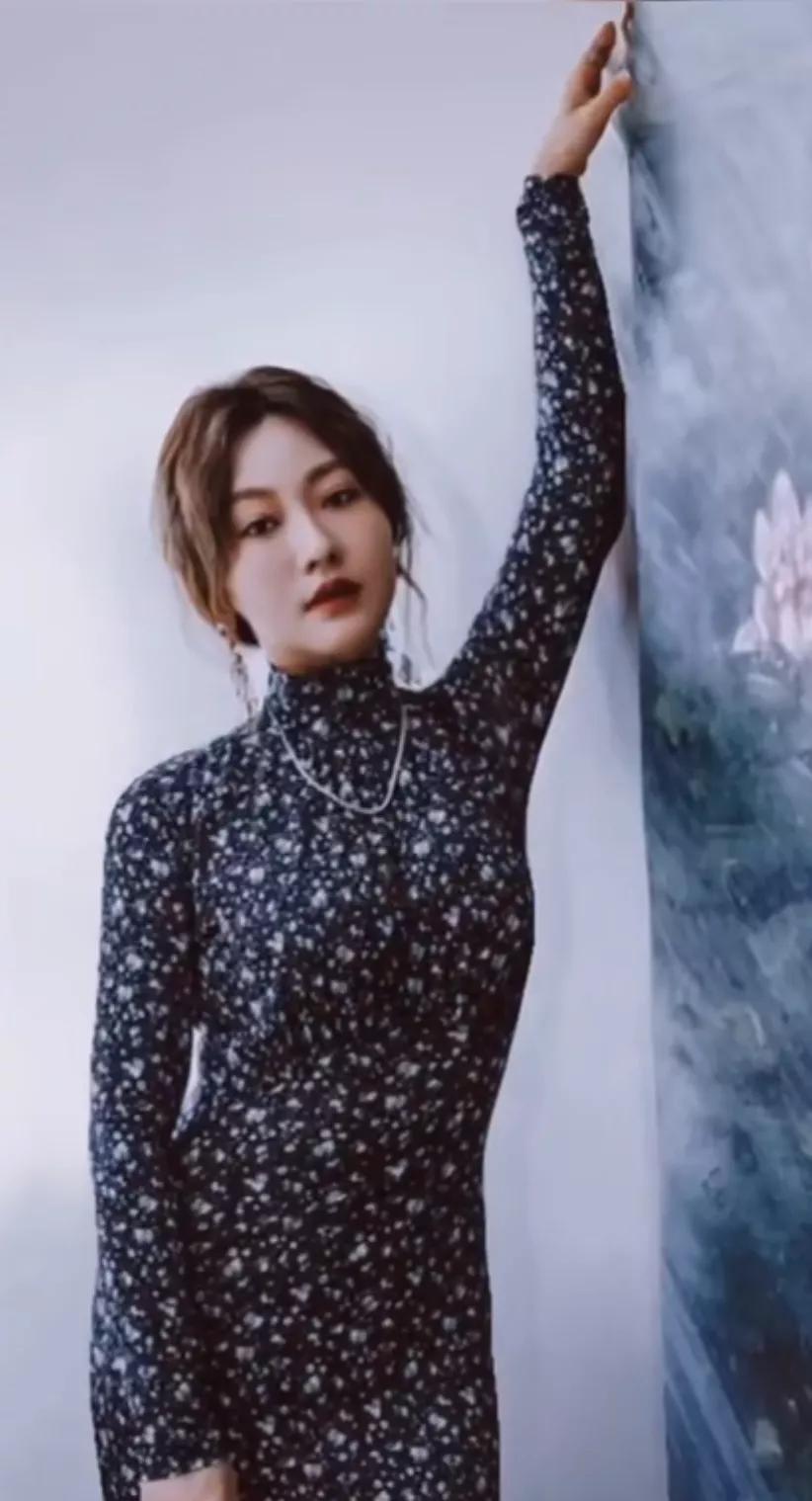 潘阳写真风韵十足！母女合影让人惊叹，妈妈气质优雅比女儿更出众
