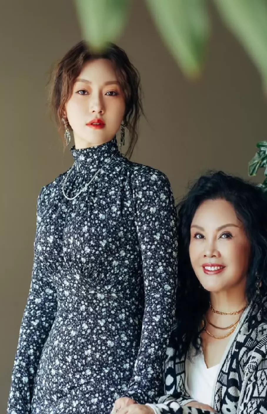 潘阳写真风韵十足！母女合影让人惊叹，妈妈气质优雅比女儿更出众