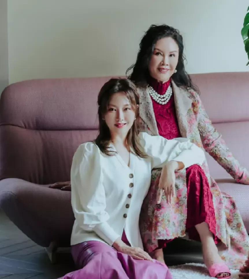 潘阳写真风韵十足！母女合影让人惊叹，妈妈气质优雅比女儿更出众