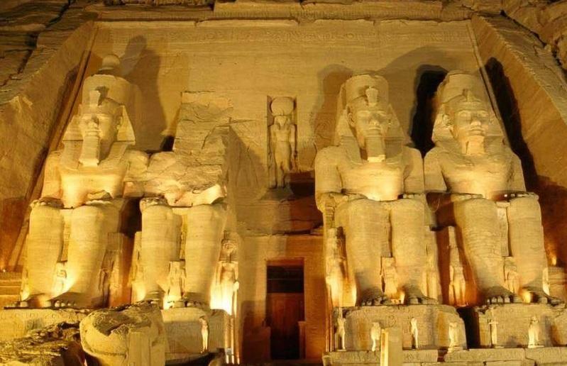 拉美西斯二世和奈菲尔塔利的故事(埃及拉美西斯二世和奈菲尔塔利的关系)