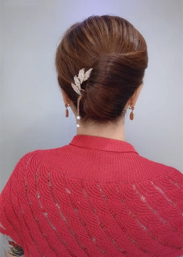 中年女人盘头发的技巧视频(中年女性怎样盘头发好看)