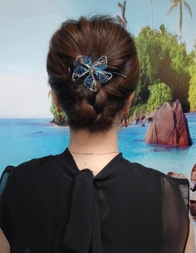 中年女人盘头发的技巧视频(中年女性怎样盘头发好看)