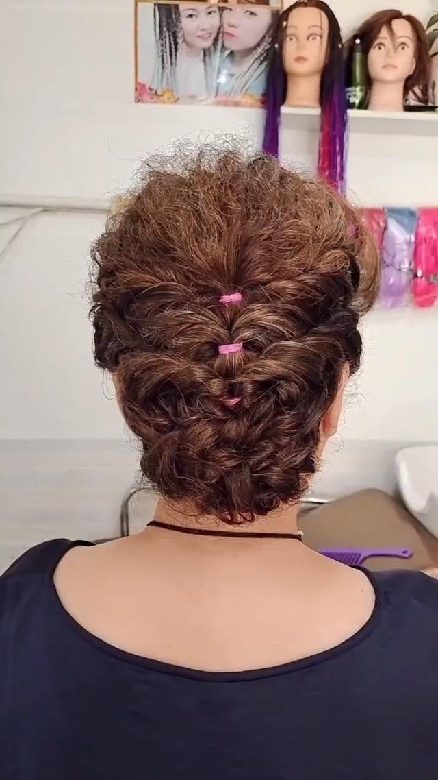 中年女人盘头发的技巧视频(中年女性怎样盘头发好看)