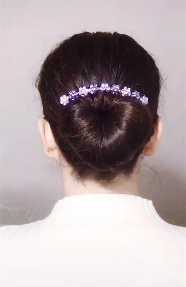 中年女人盘头发的技巧视频(中年女性怎样盘头发好看)