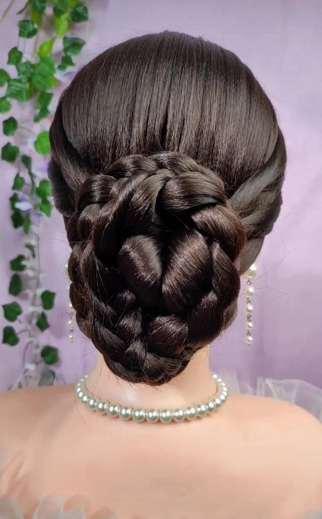 中年女人盘头发的技巧视频(中年女性怎样盘头发好看)