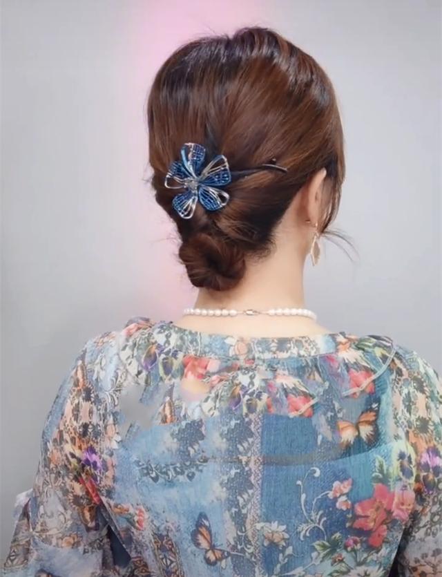 中年女人盘头发的技巧视频(中年女性怎样盘头发好看)