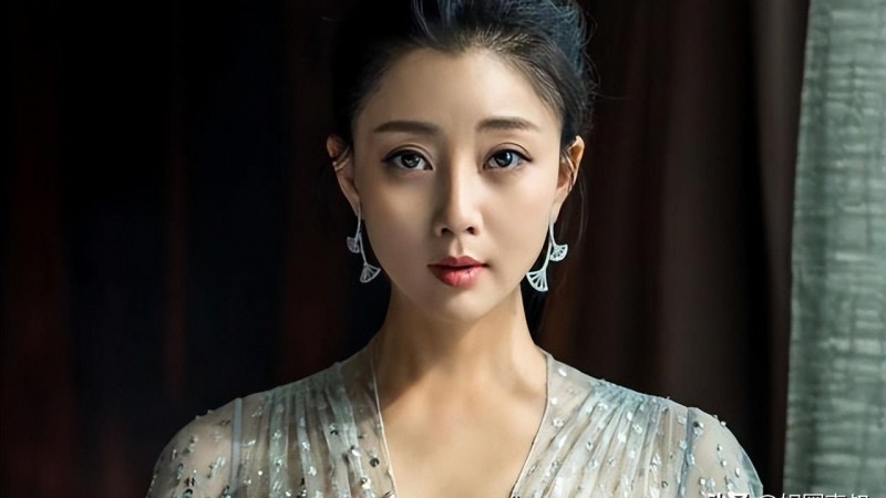 殷桃谈第一任丈夫是谁(42岁殷桃坐高铁引争议)