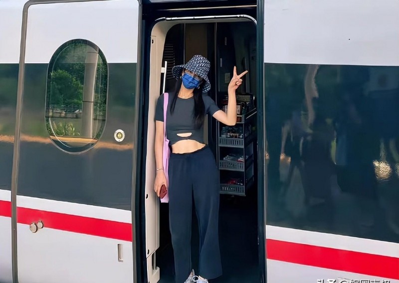 殷桃谈第一任丈夫是谁(42岁殷桃坐高铁引争议)