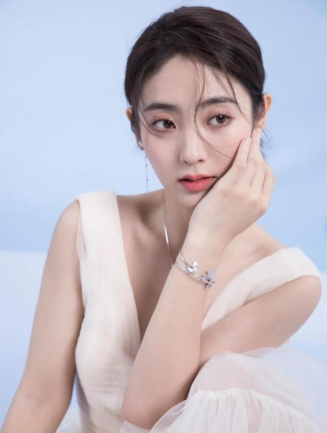 邢菲个人资料的图片（邢菲是甜美可人的治愈系女神）