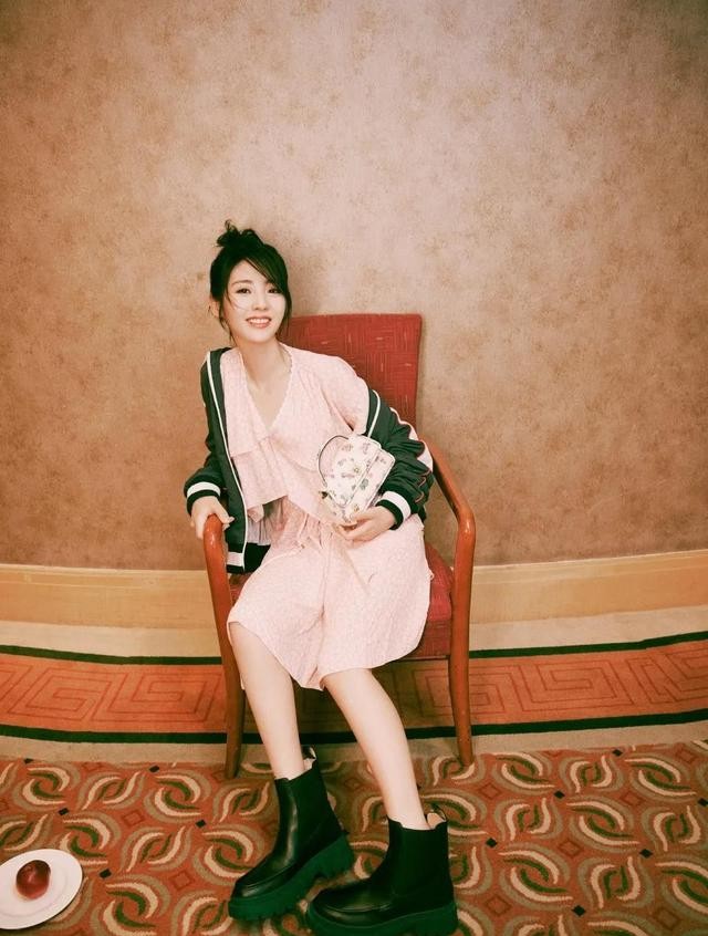 邢菲个人资料的图片(邢菲是甜美可人的治愈系女神)